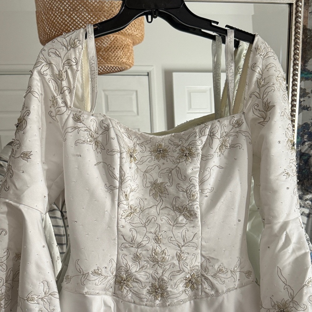 Vintage White Wedding Dress with Embroidery and bell sleeves - Picture 10 of 10